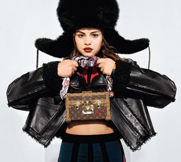 Певица Селена Гомес в шапке-ушанке стала лицом бренда Louis Vuitton Певица Селена Гомес в шапке-ушанке стала лицом бренда Louis Vuitton
