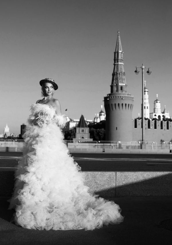 Елена Галицына сделала яркие фото Анастасии Волочковой около стен Кремля
