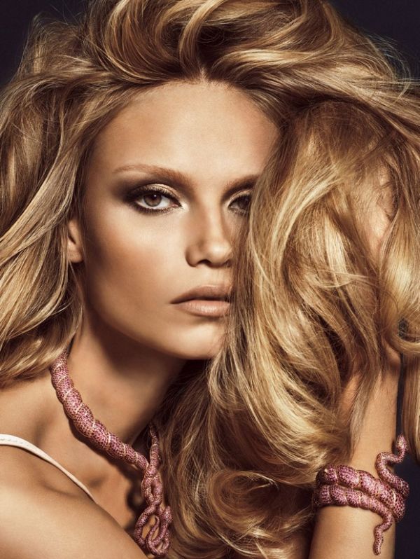 Соблазнительная Наташа Поли позирует для Vogue Соблазнительная Наташа Поли позирует для Vogue