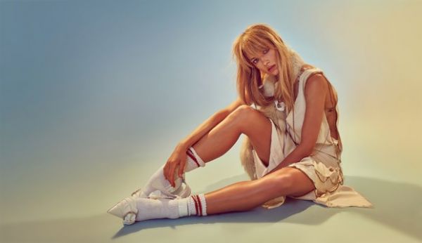 Загадочная Ханна Фергюсон на обложке Elle Загадочная Ханна Фергюсон на обложке Elle