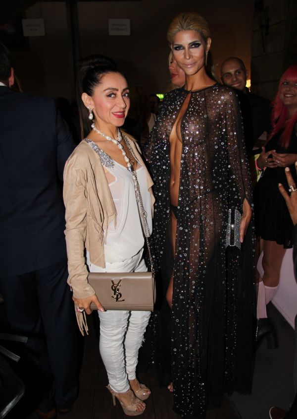 Микаэла Шефер в прозрачной накидке на показе Robin Rayanian Fashion Week 2015 Микаэла Шефер в прозрачной накидке на показе Robin Rayanian Fashion Week 2015