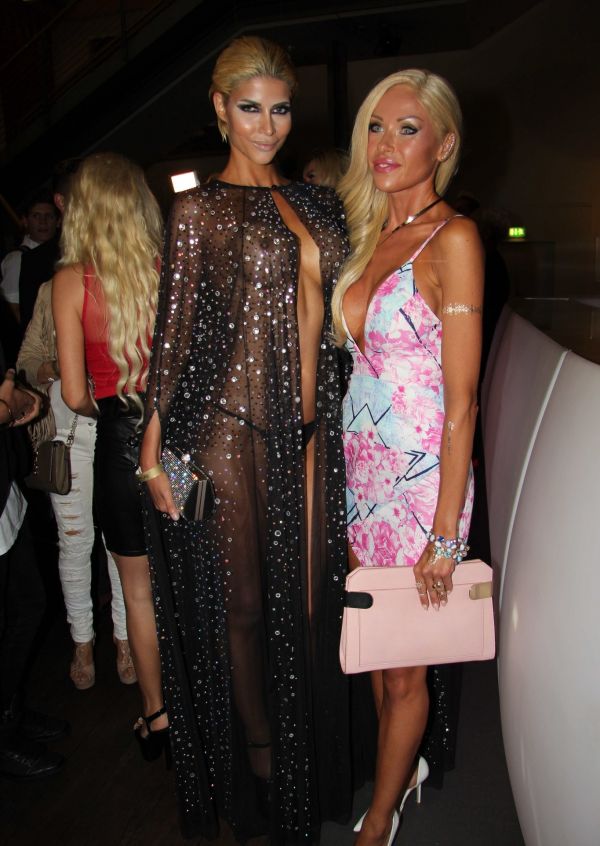 Микаэла Шефер в прозрачной накидке на показе Robin Rayanian Fashion Week 2015 Микаэла Шефер в прозрачной накидке на показе Robin Rayanian Fashion Week 2015