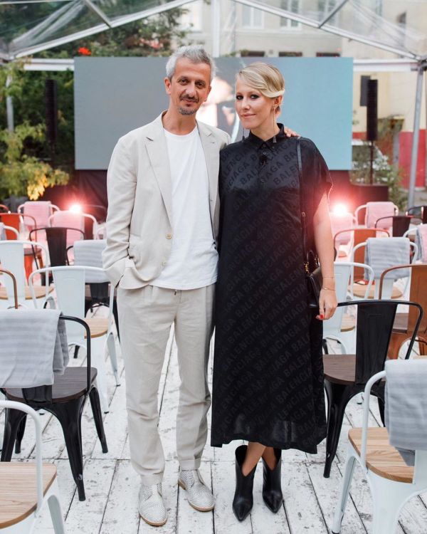 Ксения Собчак в чёрном платье Balenciaga посетила премьеру мужа Константина Богомолова Ксения Собчак в чёрном платье Balenciaga посетила премьеру мужа Константина Богомолова