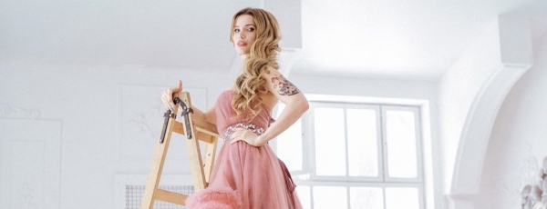 Журналист Ella Original поделилась волшебной фотосессией в розовом платье