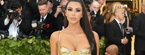 Куколка из чистого золота: Ким Кардашьян в платье от Versace на Met Gala 2018