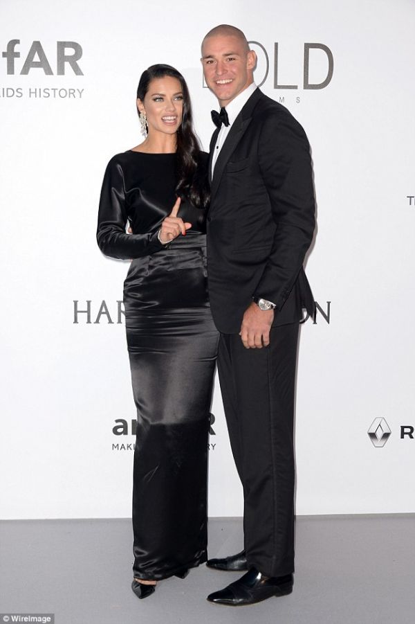 Адриана Лима впервые представила своего нового бойфренда на вечеринке amfAR май 2016 Адриана Лима впервые представила своего нового бойфренда на вечеринке amfAR май 2016