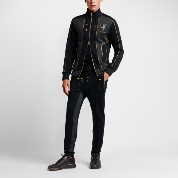 Директор компании Balmain Оливье Рустен представил черно-золотую коллекцию спортивной одежды Nikе Директор компании Balmain Оливье Рустен представил черно-золотую коллекцию спортивной одежды Nikе