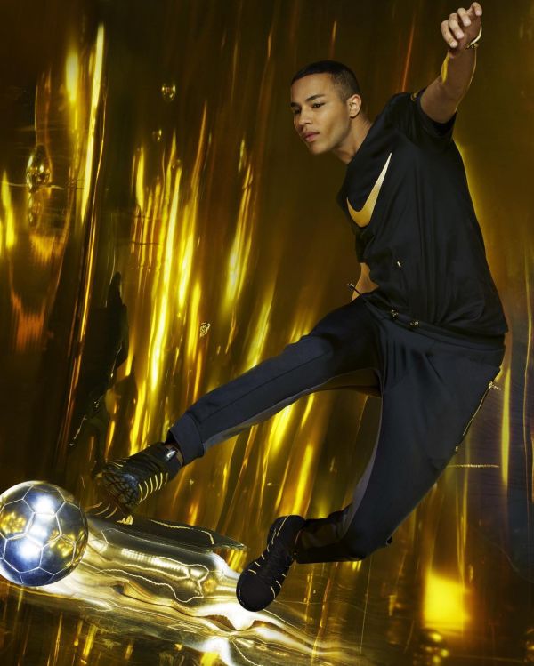 Директор компании Balmain Оливье Рустен представил черно-золотую коллекцию спортивной одежды Nikе Директор компании Balmain Оливье Рустен представил черно-золотую коллекцию спортивной одежды Nikе
