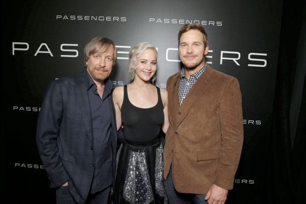 Дженнифер Лоуренс позирует на премьере фильма «Пассажиры» Дженнифер Лоуренс позирует на премьере фильма «Пассажиры»