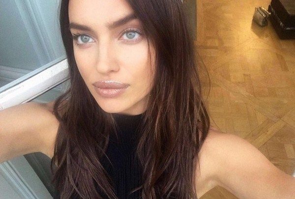 Ирина Шейк обнималась на пляже с неизвестным мужчиной Ирина Шейк обнималась на пляже с неизвестным мужчиной