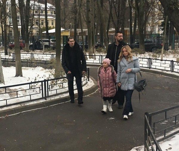 Дана Борисова теперь ходит в сопровождении охраны Дана Борисова теперь ходит в сопровождении охраны