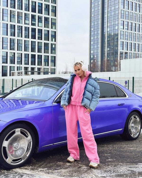 Клава Кока купила себе эффектный фиолетовый Mercedes-Benz Maybach
