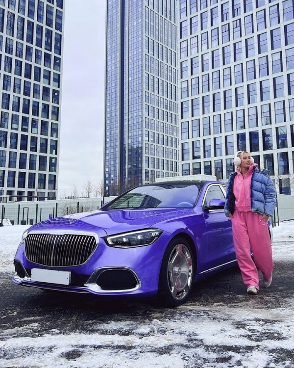 Клава Кока купила себе эффектный фиолетовый Mercedes-Benz Maybach