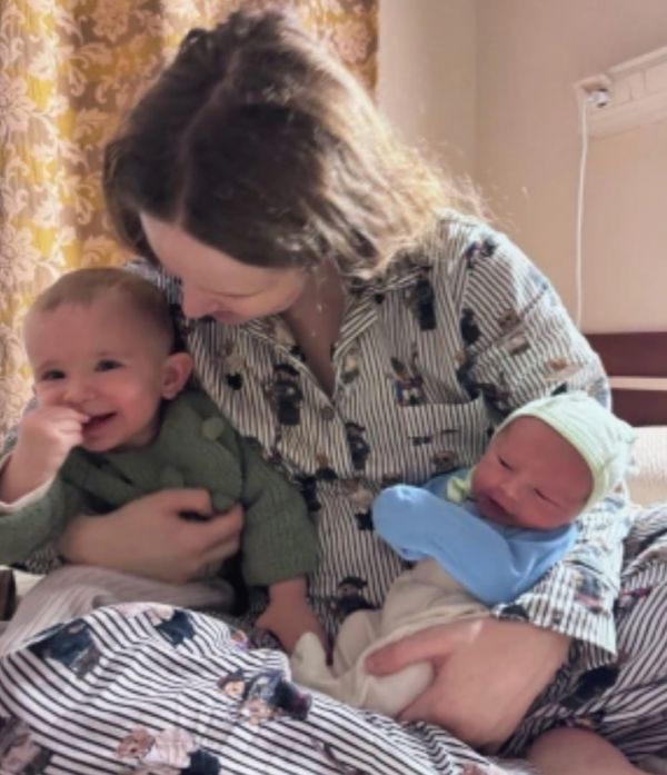 Певица Монеточка родила второго ребёнка и сразу показала лицо малыша