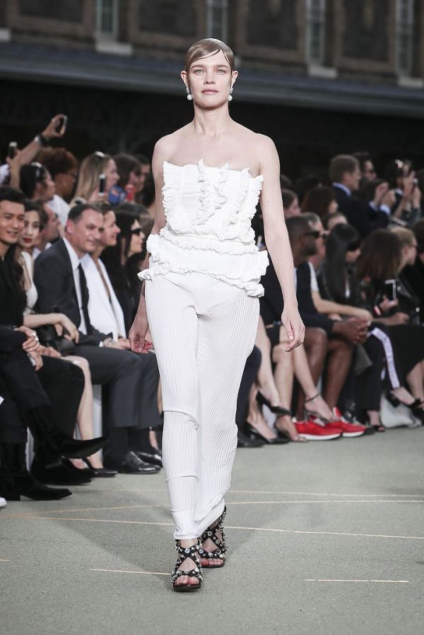 Наталья Водянова на показе Givenchy в Париже Наталья Водянова на показе Givenchy в Париже