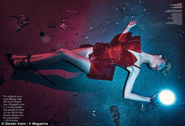 Юная Эль Фэннинг в образе роковой красотки для V Magazine Юная Эль Фэннинг в образе роковой красотки для V Magazine