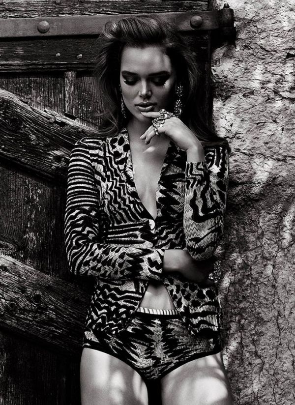 Зо Новак в архитектурной фотосессии для FASHION Magazine Зо Новак в архитектурной фотосессии для FASHION Magazine