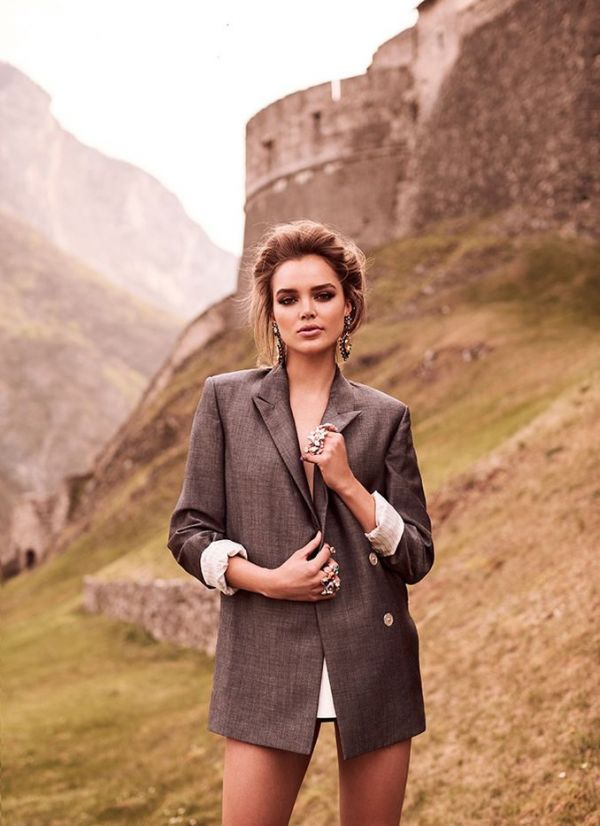 Зо Новак в архитектурной фотосессии для FASHION Magazine Зо Новак в архитектурной фотосессии для FASHION Magazine