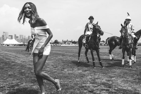 Джордан Данн позирует на турнире по поло The Veuve Clicquot Polo Classic Джордан Данн позирует на турнире по поло The Veuve Clicquot Polo Classic