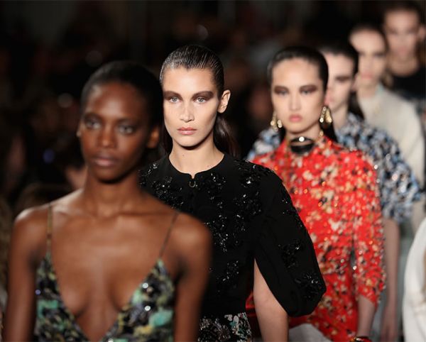Белла Хадид приняла участие в показе круизной коллекции Dior Белла Хадид приняла участие в показе круизной коллекции Dior