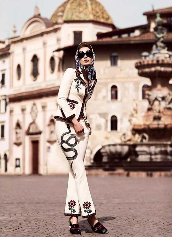 Зо Новак в архитектурной фотосессии для FASHION Magazine Зо Новак в архитектурной фотосессии для FASHION Magazine