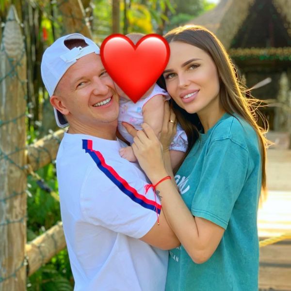 Впервые после родов певица Ханна опубликовала снимок в раздельном купальнике, показав животик Впервые после родов певица Ханна опубликовала снимок в раздельном купальнике, показав животик