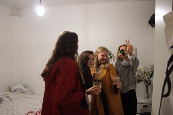 Девушка пьет красное вино (фото) Девушка пьет красное вино (фото)
