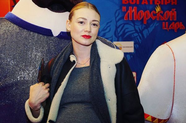 Беременная Оксана Акиньшина с сыном посетили премьеру мультика Беременная Оксана Акиньшина с сыном посетили премьеру мультика