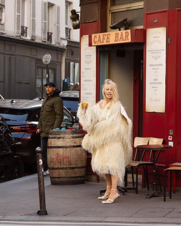 Памела Андерсон в перьях и мини пробежалась на каблуках по парижским улочкам