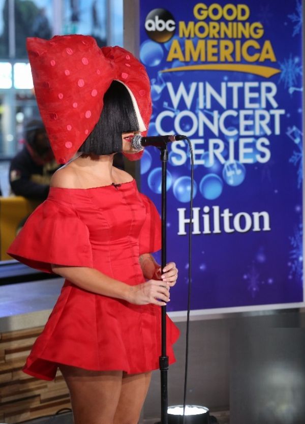 Певица Sia прибыла на шоу Good Morning America в супер-коротком платье Певица Sia прибыла на шоу Good Morning America в супер-коротком платье