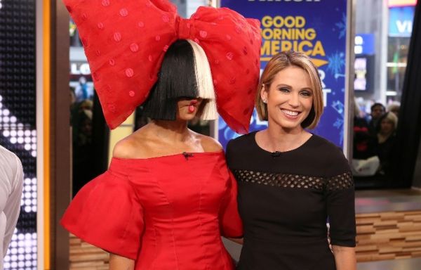 Певица Sia прибыла на шоу Good Morning America в супер-коротком платье Певица Sia прибыла на шоу Good Morning America в супер-коротком платье