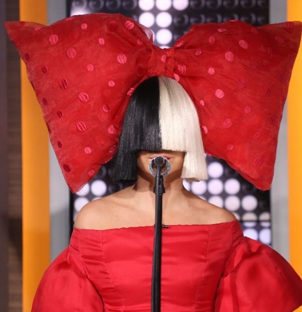 Певица Sia прибыла на шоу Good Morning America в супер-коротком платье Певица Sia прибыла на шоу Good Morning America в супер-коротком платье