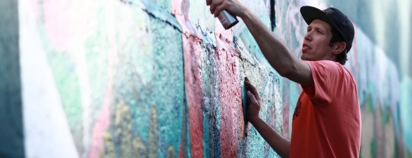 Уличный художник проявляет творчество в самоизоляции