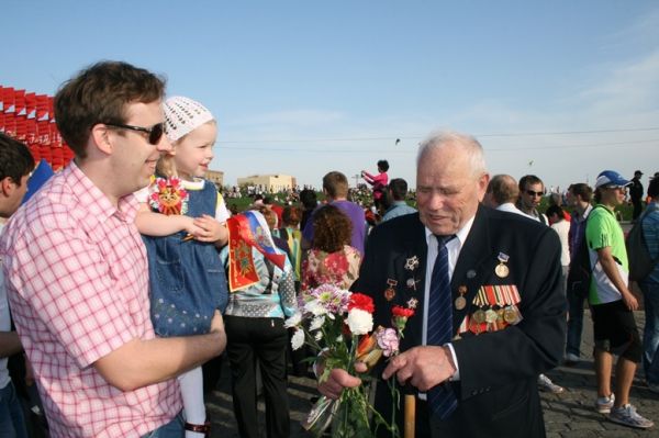 Этот праздник со слезами на глазах...Не стесняйтесь говорить ветеранам Спасибо! Этот праздник со слезами на глазах...Не стесняйтесь говорить ветеранам Спасибо!