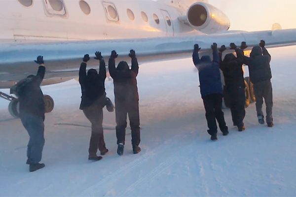 Пассажиры ТУ-134 были вынуждены толкать самолет, примерзший к взлетно-посадочной полосе Пассажиры ТУ-134 были вынуждены толкать самолет, примерзший к взлетно-посадочной полосе