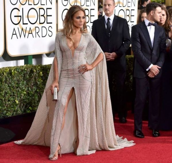 Роскошное платье Дженнифер Лопез с разрезами на Golden Globe Awards Роскошное платье Дженнифер Лопез с разрезами на Golden Globe Awards