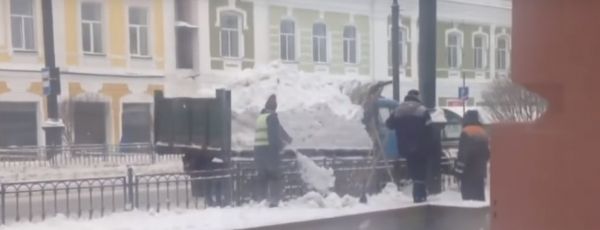Так и живем: в Омске зимой не собирают, а... разбрасывают снег (видео)
