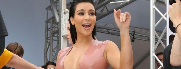 Беременная Ким Кардашян надела платье из латекса