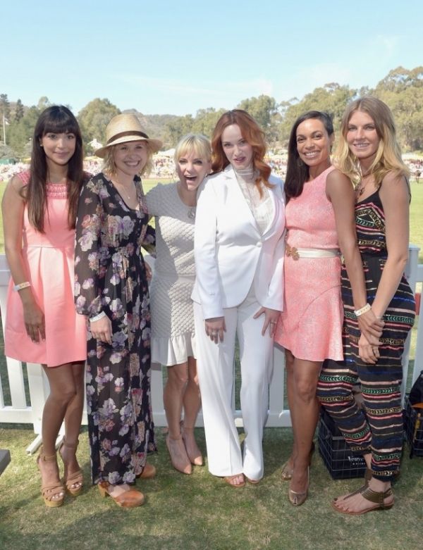 Несмотря на осень, на Veuve Clicquot Polo Classic знаменитости пришли в цветах весна-лето Несмотря на осень, на Veuve Clicquot Polo Classic знаменитости пришли в цветах весна-лето