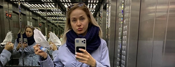 Солистка группы Cream Soda Анна Романовская надела майку, стоя на руках