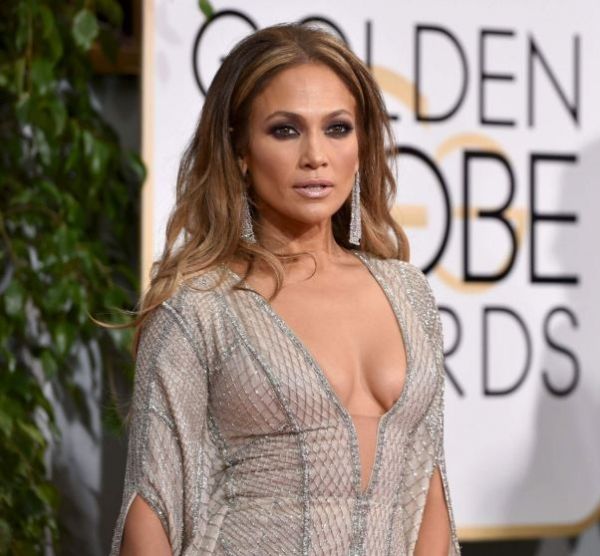Роскошное платье Дженнифер Лопез с разрезами на Golden Globe Awards Роскошное платье Дженнифер Лопез с разрезами на Golden Globe Awards