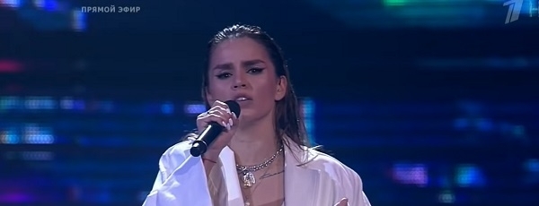 Певица Zivert исполнила свой хит Life на шоу Первого канала "Голос"
