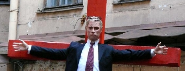 В Риге во дворе бывшего здания КГБ распяли статую В.В.Путина