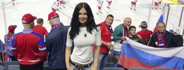 Елена Галицына стала украшением хоккейного состязания