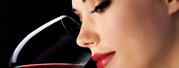 Девушка пьет красное вино (фото)