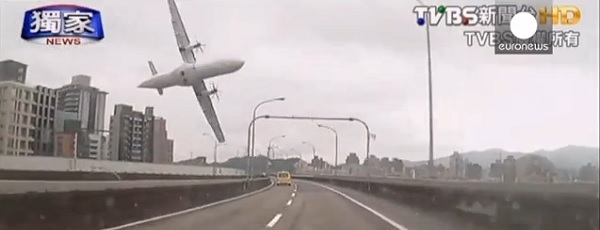 Авиакатастрофа самолета на Тайвани. Самолет пролетел в паре метров над машиной и упал в реку.