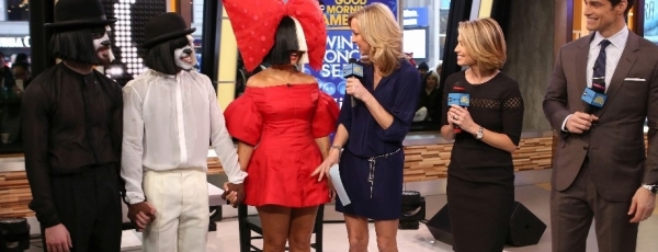 Певица Sia прибыла на шоу Good Morning America в супер-коротком платье