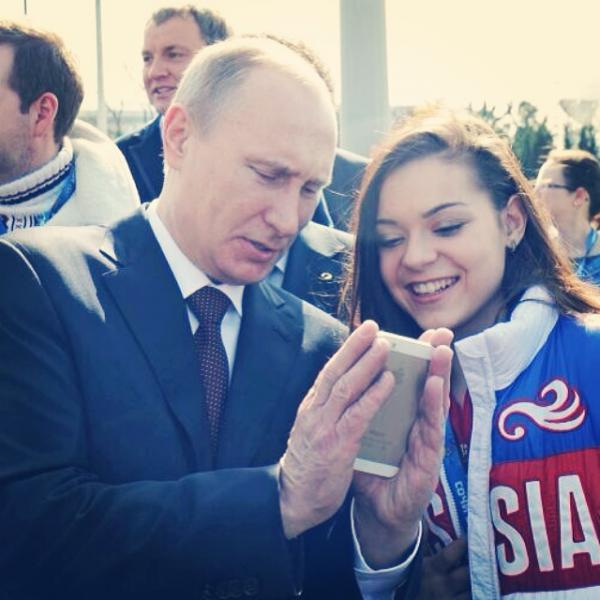 Теперь Аделина Сотникова знакома не только с Владимиром Путиным, но и с самим Иваном Ургантом Теперь Аделина Сотникова знакома не только с Владимиром Путиным, но и с самим Иваном Ургантом