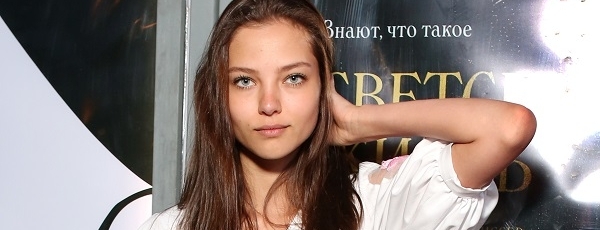 Леся Кафельникова в стильном белом платье и кедах посетила показ фильма