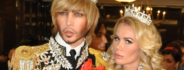 Сергей Зверев в короне появился с эффектной блондинкой королевой красоты Юлией Сапельниковой